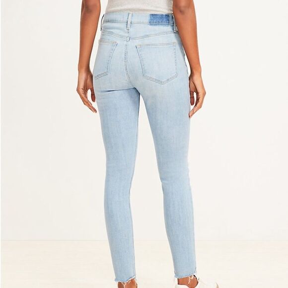 NWT Destructed frayed hem Button Fly High Rise Skinny Jeans Light Wash  sz 29/8 - Picture 4 of 16